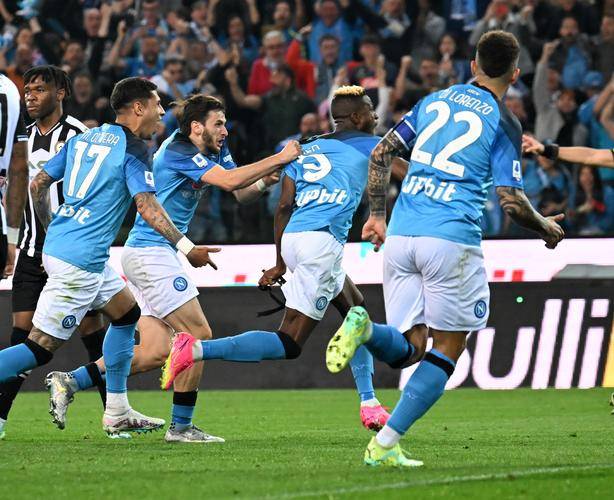 欧冠梅开二度后染红，迪亚斯是继格列兹曼之后第二人（欧冠先梅开二度再染红，迪亚斯继格列兹曼后成第二人）