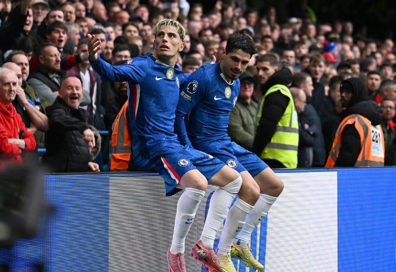 王楚钦香港机场疲惫不堪，高强度赛程下困意难掩（高强度征战后，王楚钦在香港机场难掩疲态）