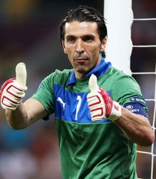 韩鹏：全力以赴完成俱乐部1500分和瓦科夺金靴的目标（韩鹏：为俱乐部1500分与瓦科金靴拼尽全力）